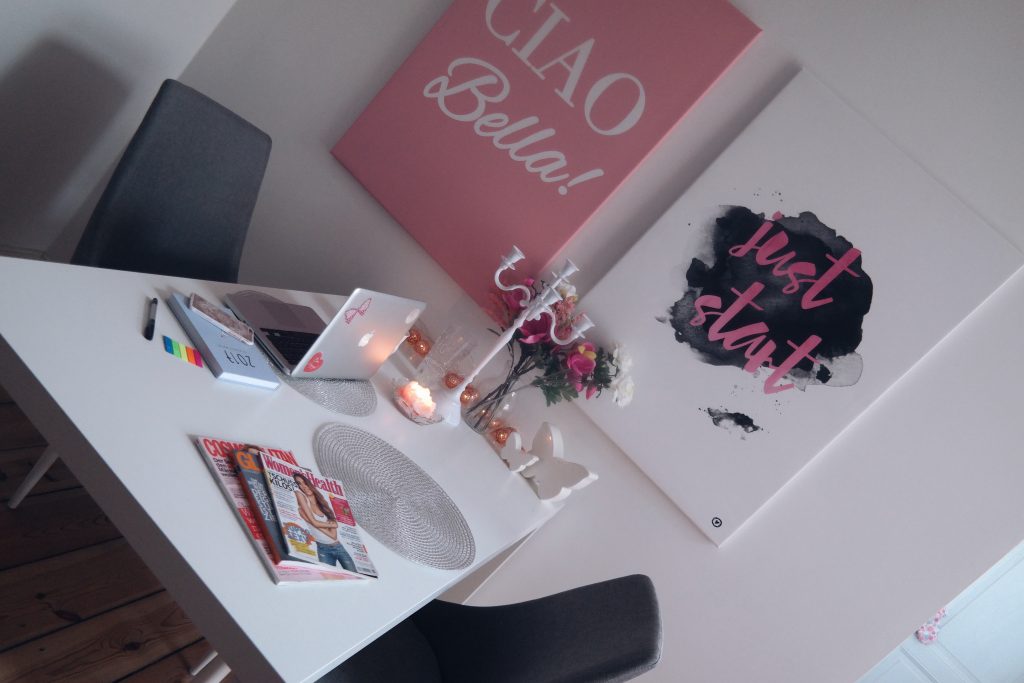 posterlounge-bilder-poster-interior-deko-maedchen-pink
